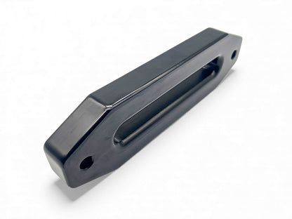 Ecubier en aluminium noir pour corde de treuil synthétique N4 Offroad, accessoire robuste pour treuils tout-terrain.