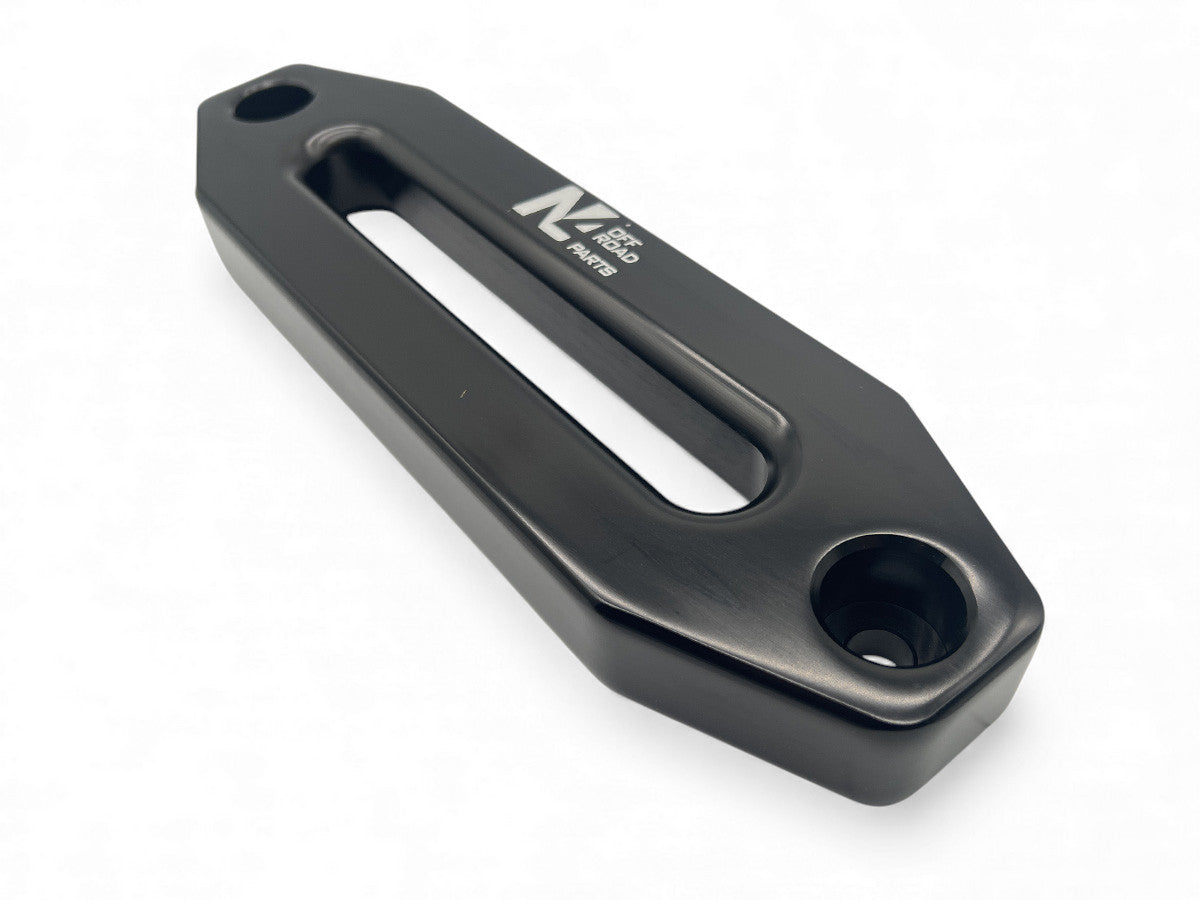 Ecubier en aluminium noir pour corde de treuil synthétique N4 OFFROAD, accessoire robuste pour treuils tout-terrain.