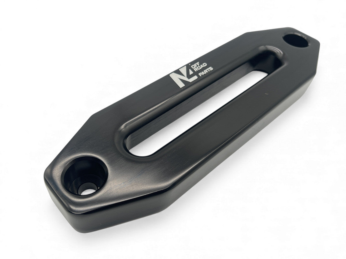Ecubier en aluminium noir pour corde de treuil synthétique N4 Offroad, accessoire robuste pour treuils tout-terrain.