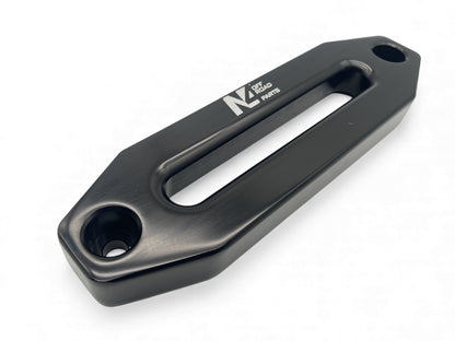 Ecubier en aluminium noir pour corde de treuil synthétique N4 Offroad, accessoire robuste pour treuils tout-terrain.
