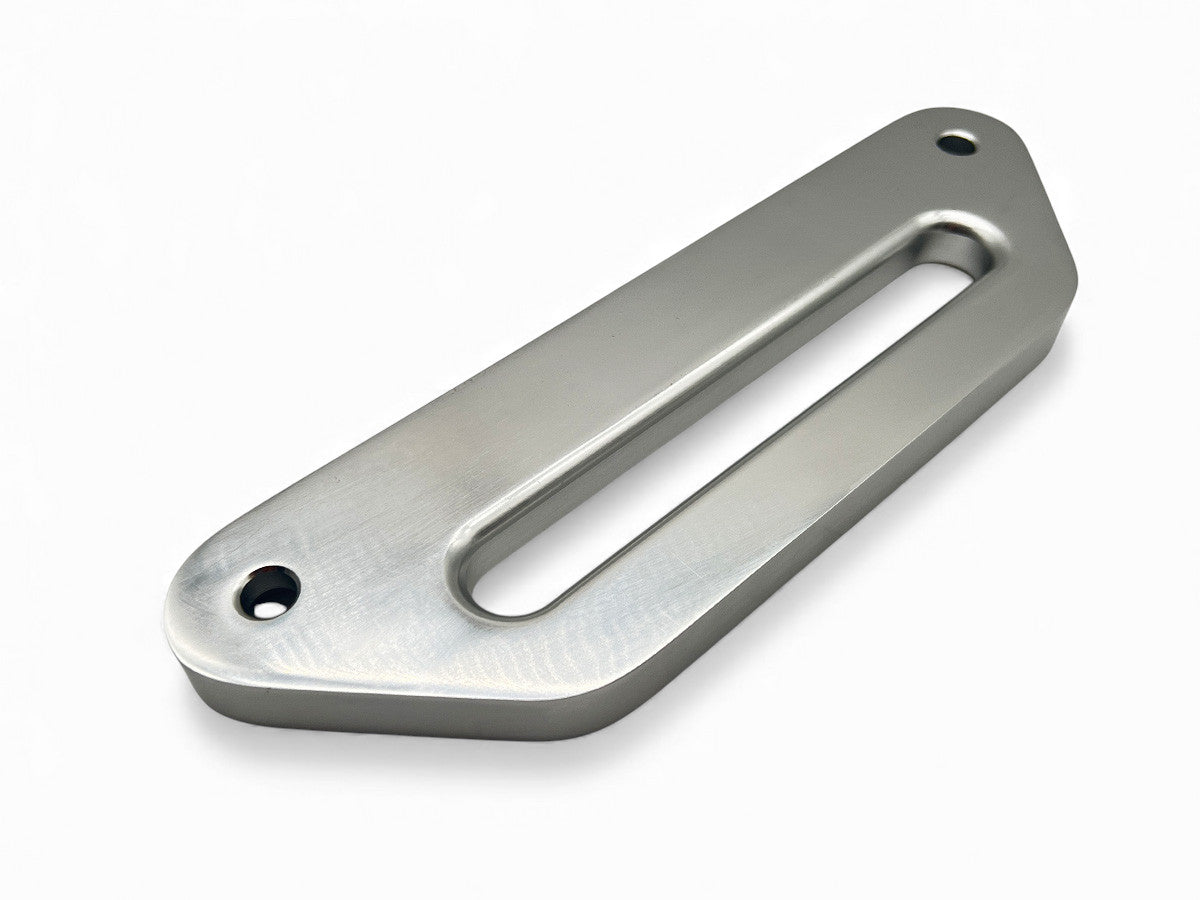 Écubier désaxé pour corde de treuil synthétique N4 Offroad, accessoire robuste pour treuils tout-terrain, avec fixation solide.