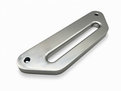 Écubier désaxé pour corde de treuil synthétique N4 Offroad, accessoire robuste pour treuils tout-terrain, avec fixation solide.