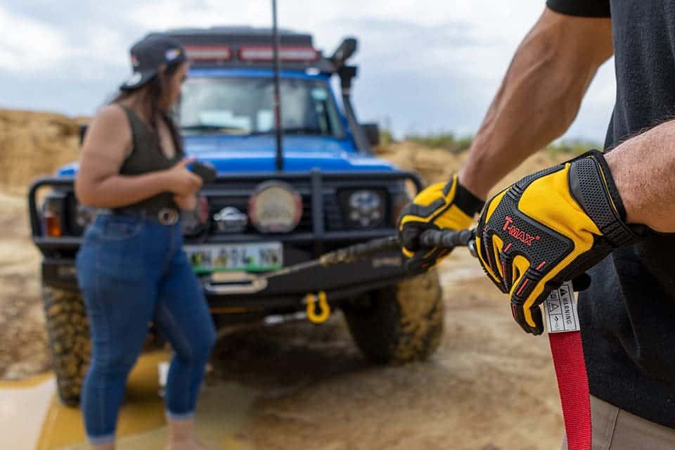 Gants de treuillage Sand-Storm T-MAX, accessoires treuils offroad, protection ultime pour conduite tout-terrain, en cuir robuste.