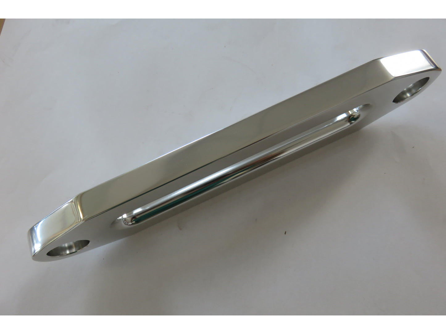 Guide câble écubier pour corde de treuil synthétique N4 OFFROAD, accessoire robuste pour treuils tout-terrain, image montrant le guide en action