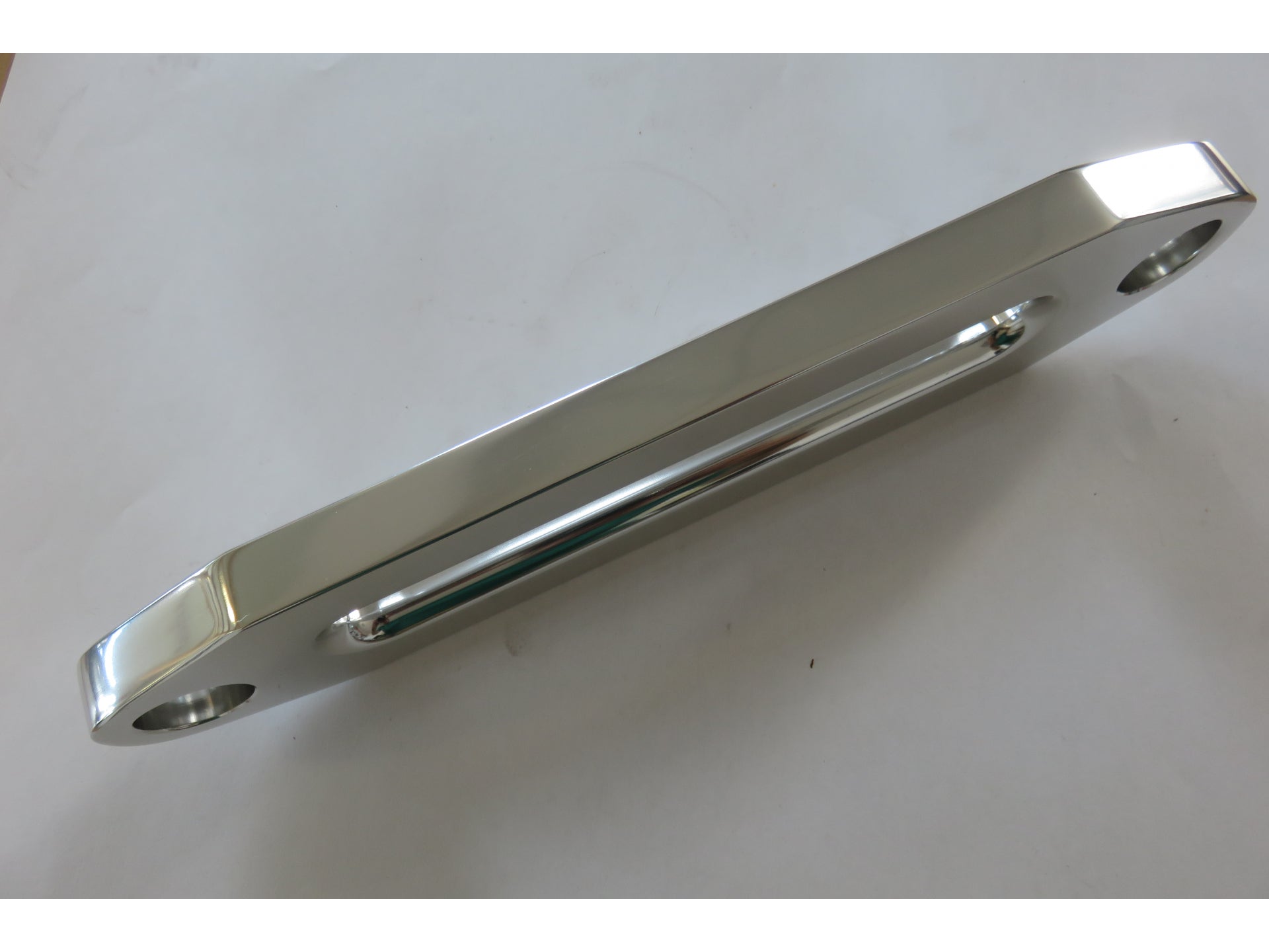 Guide câble écubier pour corde de treuil synthétique N4 OFFROAD, accessoire robuste pour treuils tout-terrain, image montrant le guide en action