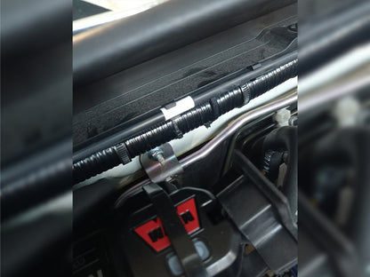 Kit support boîtier relais treuil pour Jimny 2018+ N4 Offroad, installation dans le compartiment moteur.