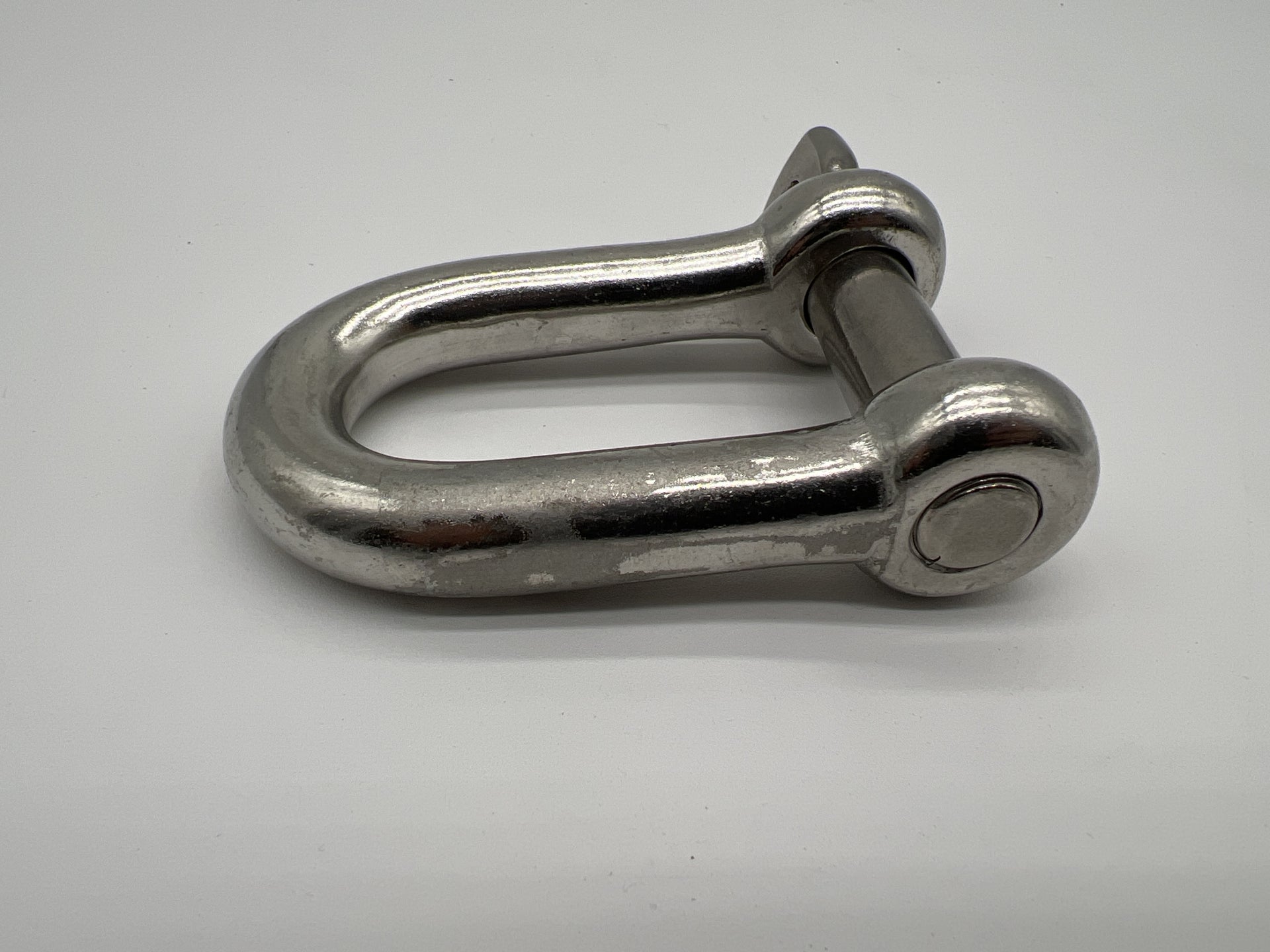 Manille en inox pour pare-chocs N4-Offroad, accessoire robuste pour treuils tout-terrain, visible sur le véhicule.