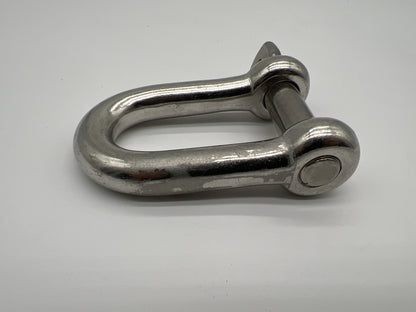 Manille en inox pour pare-chocs N4-Offroad, accessoire robuste pour treuils tout-terrain, visible sur le véhicule.