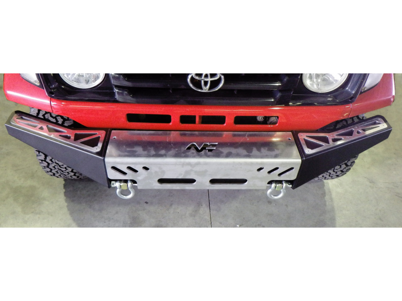 Manille en inox N4 OFFROAD pour pare-chocs, accessoire robuste pour treuils tout-terrain, visible en gros plan.