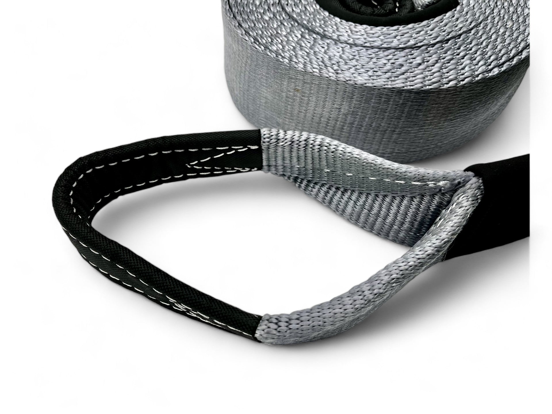 Sangle de remorquage N4 OFFROAD de 9m et 13,5T, accessoire pour treuils tout-terrain, enroulée sur un fond neutre.