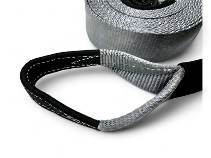 Sangle de remorquage N4 OFFROAD de 9m et 13,5T, accessoire pour treuils tout-terrain, enroulée sur un fond neutre.