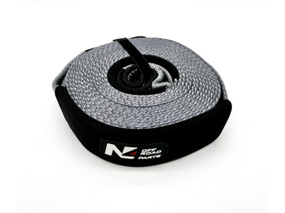 Sangle de remorquage N4 OFFROAD de 9 mètres et 13,5 tonnes, accessoire robuste pour treuils tout-terrain, vue en situation.