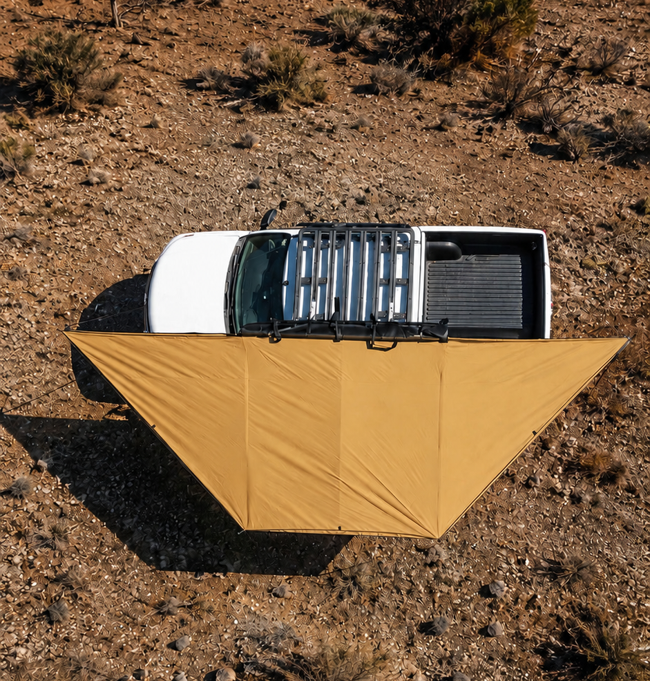 Auvent autoportant SNUG Malaga 180° pour raid 4x4, fixation solide, tissu résistant, installé sur un véhicule tout-terrain.