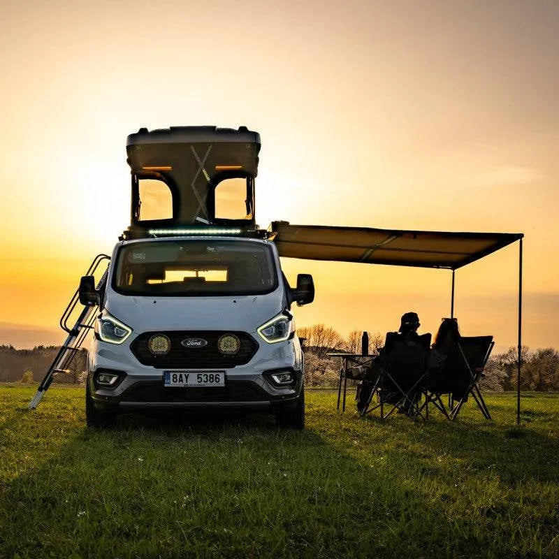 Auvent ARB Black Edition 3000 x 2500 mm avec LED intégrée, installé sur un véhicule tout-terrain, en extérieur.
