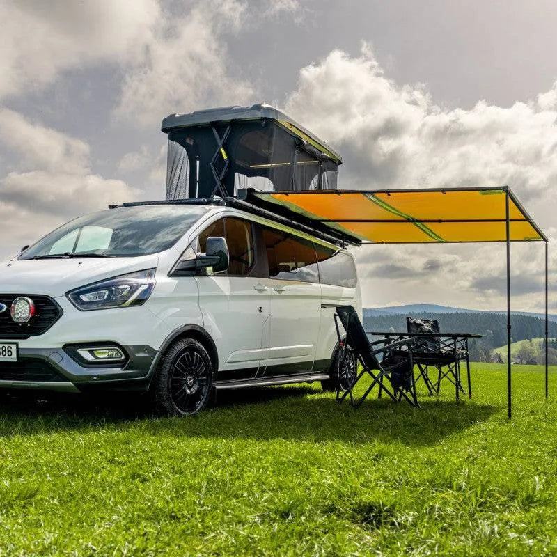 Auvent ARB Black Edition de 3000 x 2500 mm avec éclairage LED intégré, installé sur un véhicule tout-terrain.