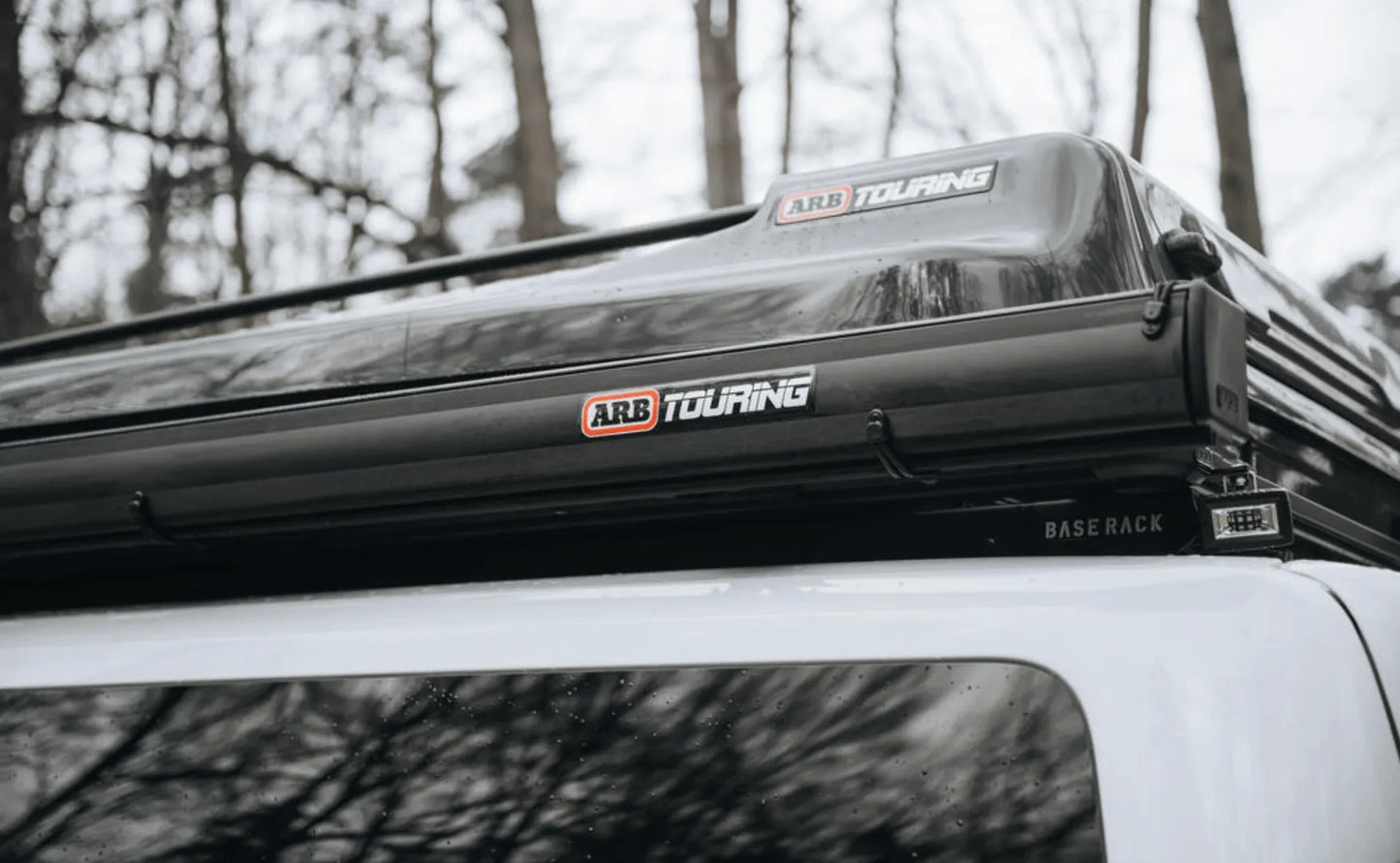 Auvent ARB Black Edition 3000 x 2500 mm avec LED intégrée, support robuste pour camping et aventures tout-terrain.