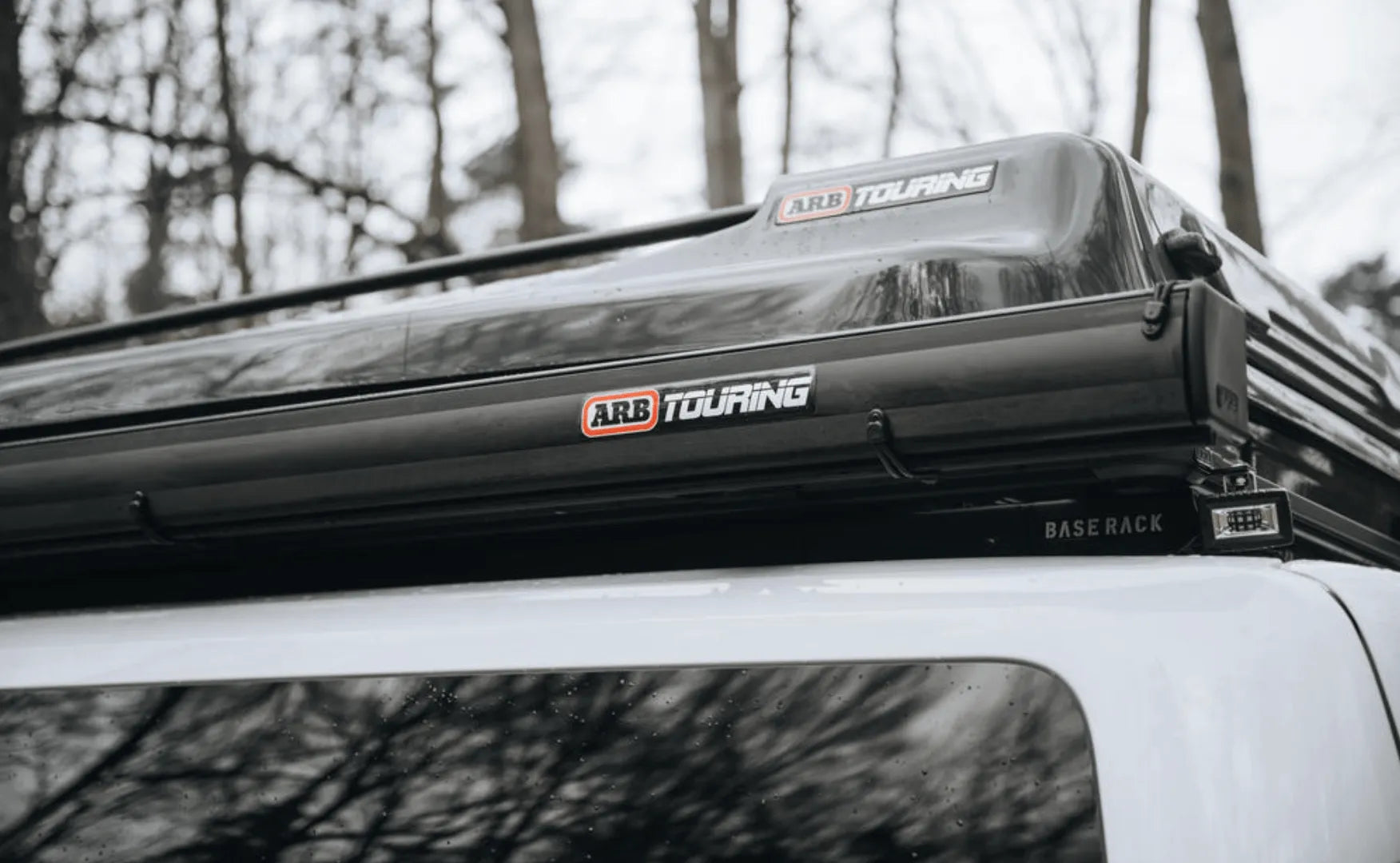 Auvent ARB Black Edition 3000 x 2500 mm avec LED intégrée, support robuste pour camping et aventures tout-terrain.