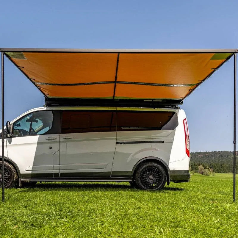 Auvent ARB Black Edition 3000 x 2500 mm avec LED intégrée, structure robuste pour camping et activités extérieures.
