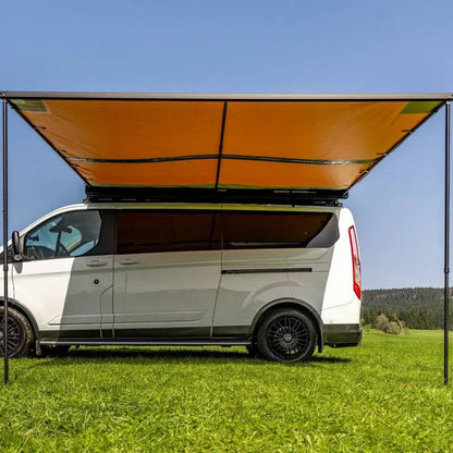 Auvent ARB Black Edition 3000 x 2500 mm avec LED intégrée, structure robuste pour camping et activités extérieures.