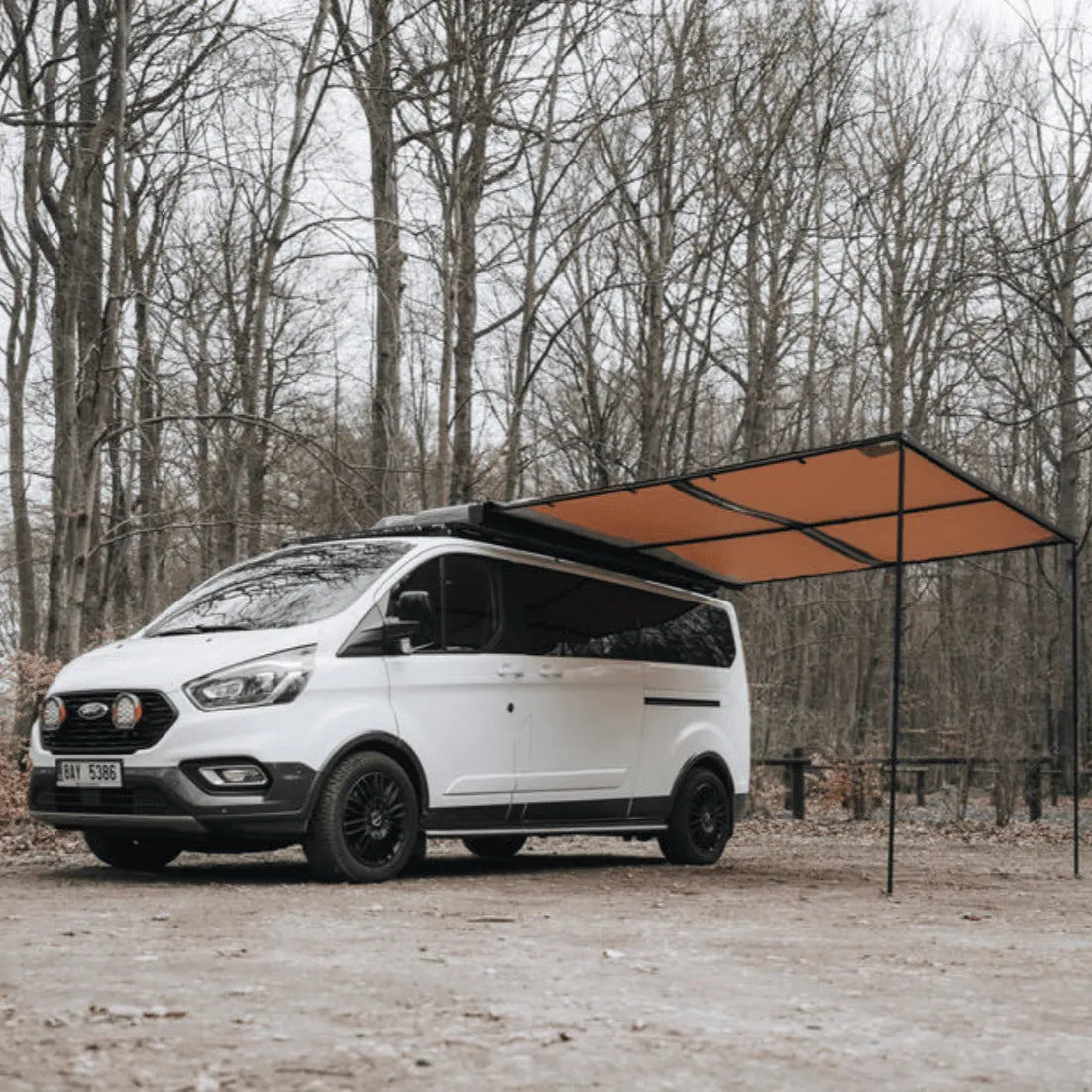 Auvent ARB Black Edition 3000 x 2500 mm avec LED intégrée, installé sur un véhicule tout-terrain, protection contre le soleil et la pluie