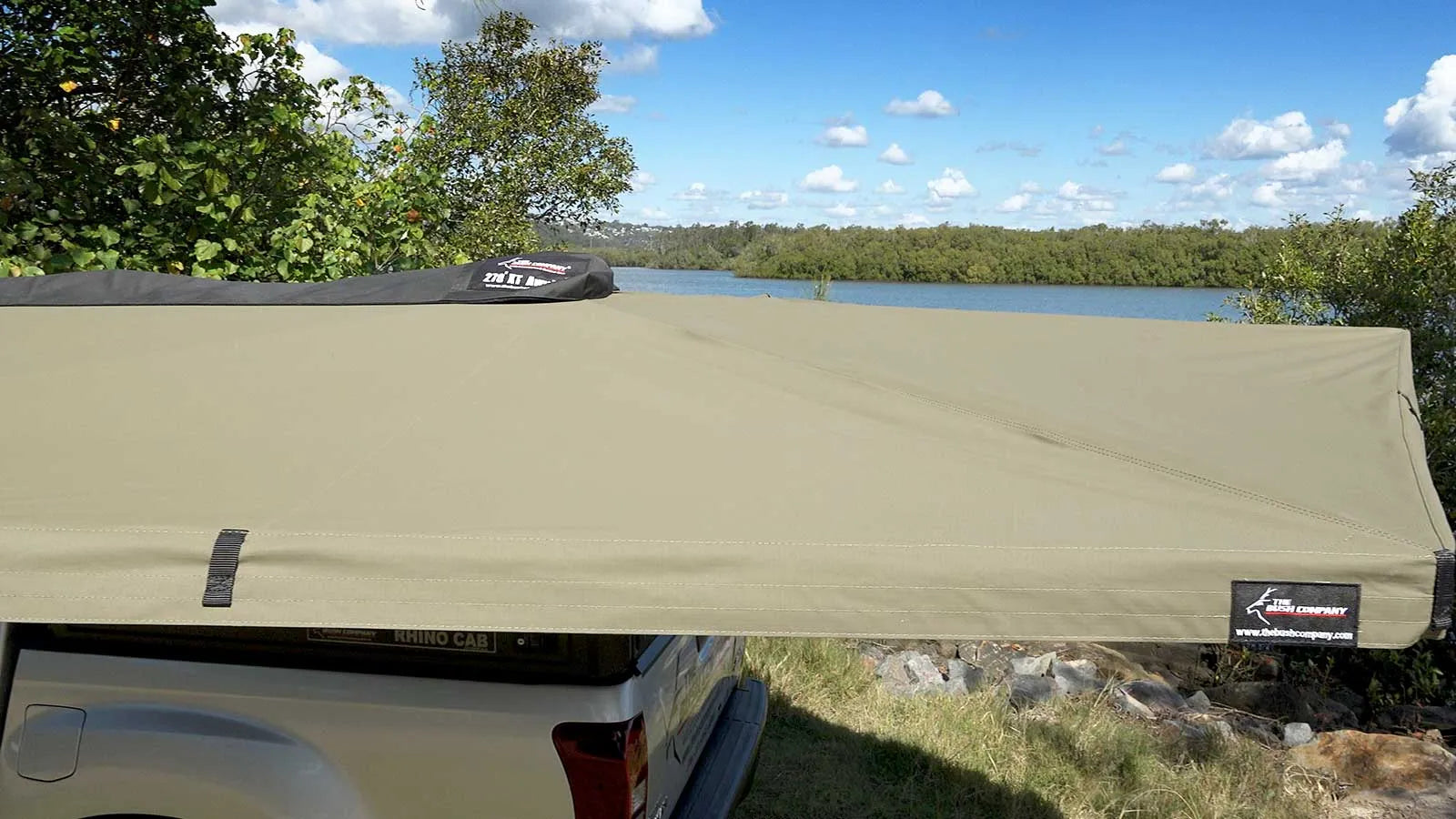 Auvent autoportant 270° XT™ MK2 de The Bush Company installé sur un véhicule tout-terrain, robuste et résistant aux conditions difficiles.