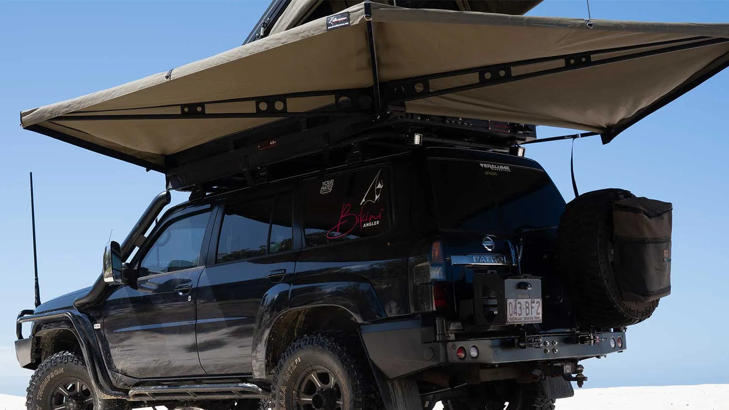 Auvent autoportant 270° XT™ MK2 de The Bush Company, robuste et durable, installé sur un véhicule tout-terrain.