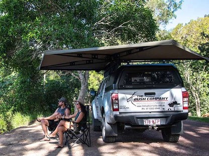 Auvent autoportant 270° XT™ MK2 de The Bush Company, extensible et robuste, installé sur un véhicule tout-terrain.