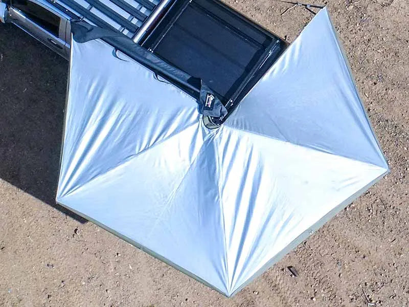 Auvent autoportant 270° XT™ MK2 de The Bush Company installé sur un véhicule tout-terrain, offrant une protection robuste.