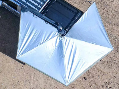 Auvent autoportant 270° XT™ MK2 de The Bush Company installé sur un véhicule tout-terrain, offrant une protection robuste.