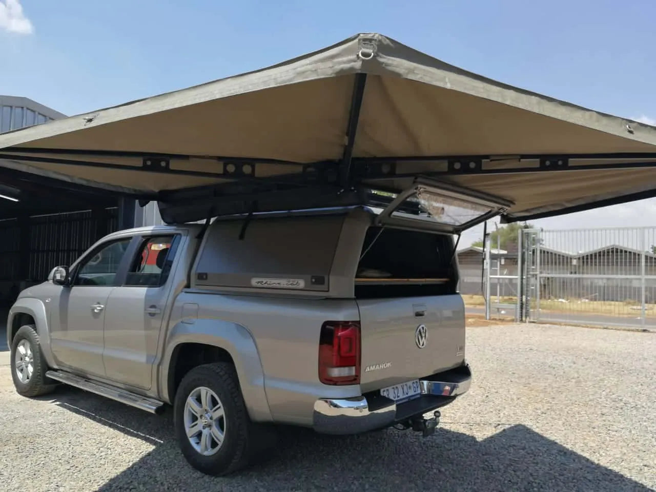 Auvent autoportant 270° XT™ MK2 de The Bush Company, robuste avec fixation autoportante pour camping et aventure.