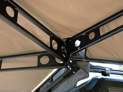 Auvent autoportant 270° XT™ MK2 de The Bush Company, robuste et robuste, installé sur un véhicule tout-terrain.