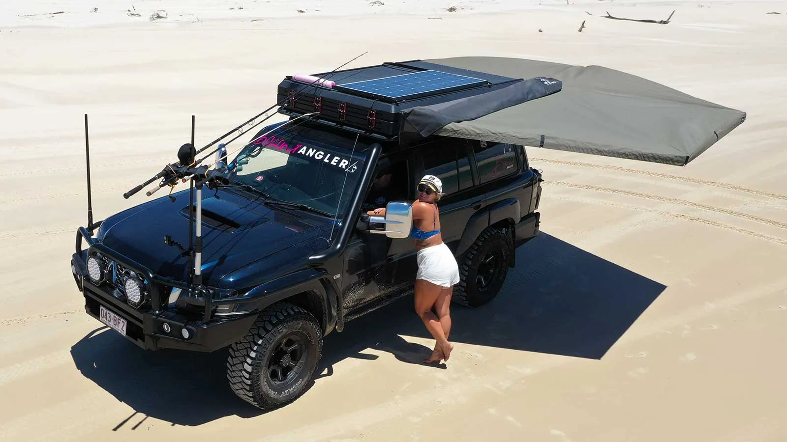 Auvent autoportant 270° XT™ MK2 de The Bush Company installé sur un véhicule tout-terrain, avec support robuste et couverture en tissu durable.