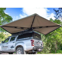 Auvent autoportant 270° XT™ MK2 de The Bush Company, vue montrant sa structure robuste et ses supports solides.