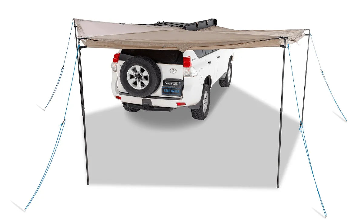 Auvent circulaire 270° Batwing RHINO-RACK de 2,5 m côté droit avec fixations STOW IT, conçu pour véhicules tout-terrain.