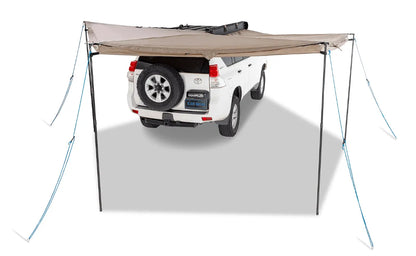 Auvent circulaire 270° Batwing RHINO-RACK de 2,5 m côté droit avec fixations STOW IT, conçu pour véhicules tout-terrain.