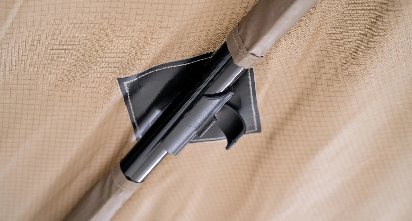 Auvent circulaire 270° Batwing Compact 2m de RHINO-RACK, version droite avec fixations STOW IT, pour véhicule tout-terrain.