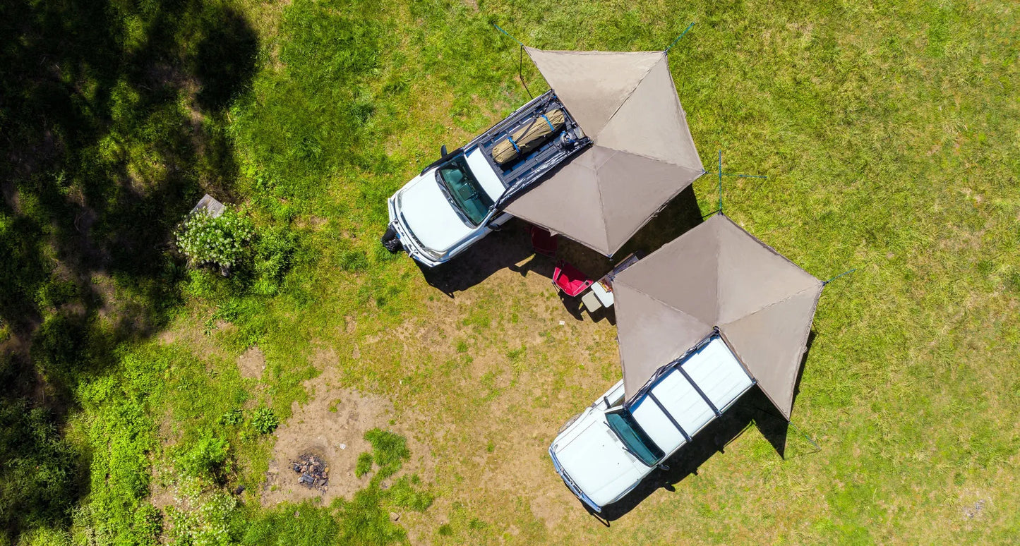 Auvent circulaire 270° Batwing Compact 2m gauche de RHINO-RACK avec fixations STOW IT, conçu pour véhicules tout-terrain.