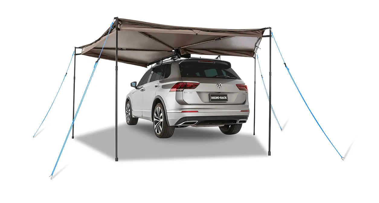 Auvent circulaire 270° Batwing Compact 2m gauche de RHINO-RACK avec fixations STOW IT pour véhicule tout-terrain.