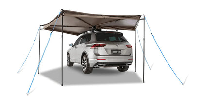 Auvent circulaire 270° Batwing Compact 2m gauche de RHINO-RACK avec fixations STOW IT pour véhicule tout-terrain.