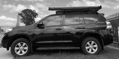 Auvent latéral TJM pour 4x4, dimensions 2000 x 2500 mm, installé sur un véhicule tout-terrain.