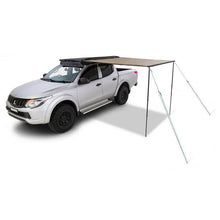 Auvent latéral Sunseeker de RHINO-RACK avec fixations STOW IT pour véhicule tout-terrain.