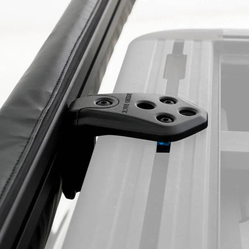 Auvent latéral Sunseeker de Rhino-Rack avec fixations STOW IT, conçu pour véhicules tout-terrain et accessoires d'extérieur.