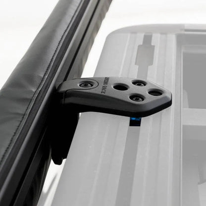 Auvent latéral Sunseeker de Rhino-Rack avec fixations STOW IT, conçu pour véhicules tout-terrain et accessoires d'extérieur.