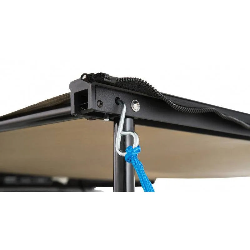 Auvent latéral Sunseeker de Rhino-Rack avec fixations Stow It, installation sur véhicule tout-terrain, robuste et pratique.