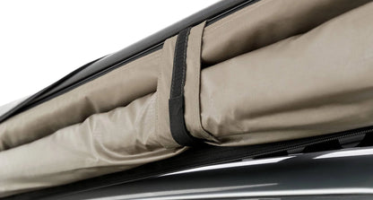 Auvent latéral Sunseeker de Rhino-Rack avec fixations Stow It, protection solaire pour véhicule tout-terrain.