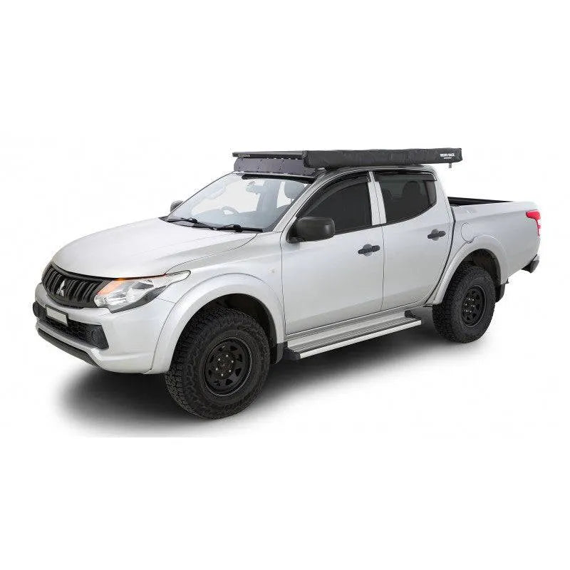 Auvent latéral Sunseeker de Rhino-Rack avec fixations STOW IT, conçu pour l’équipement de véhicule tout-terrain.