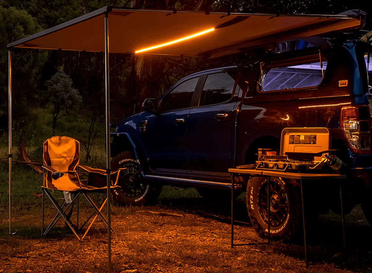 Auvent Touring ARB 2000x2500mm avec éclairage LED intégré, installé sur un véhicule tout-terrain.