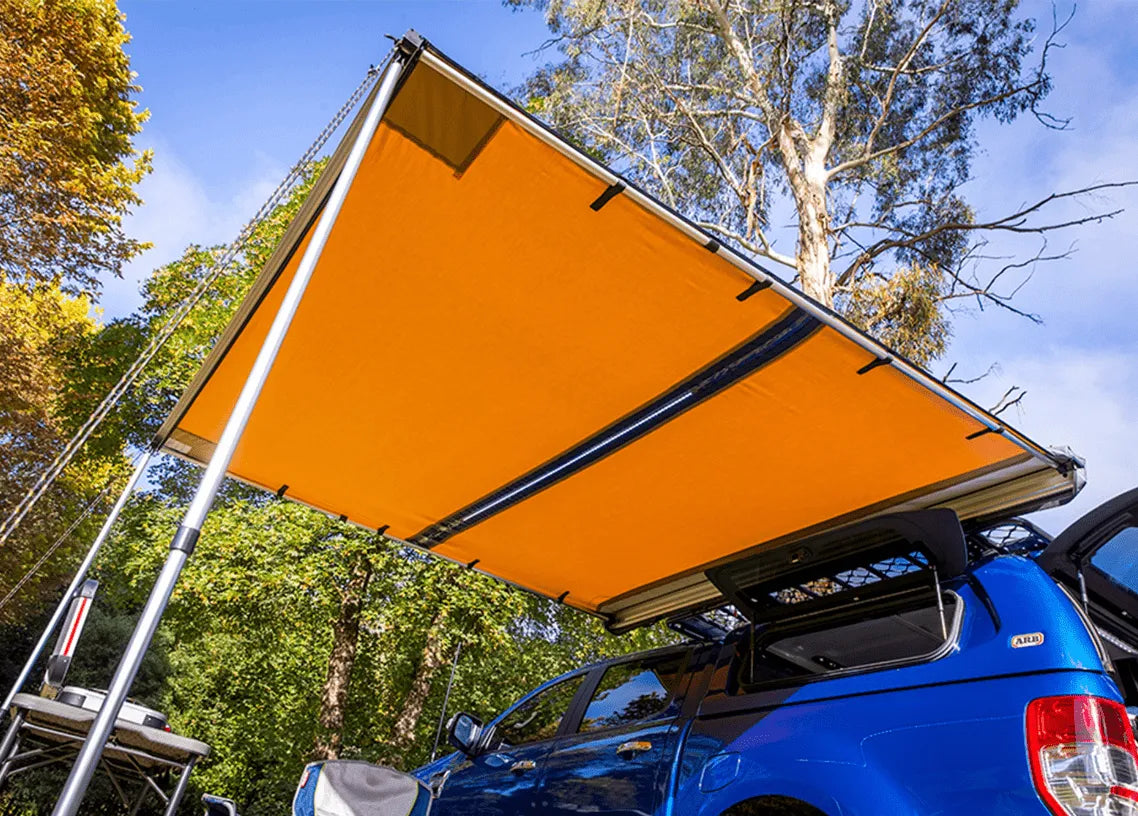 Auvent Touring ARB 2500x2500mm avec éclairage LED intégré, robuste et adapté pour véhicules tout-terrain.