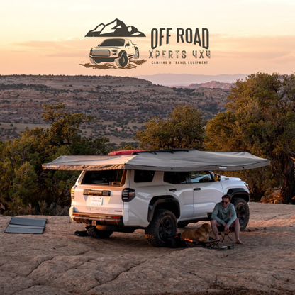 Auvent auto-portant 270° RHINO-RACK avec parois, vue de côté droit, pour véhicule tout-terrain.
