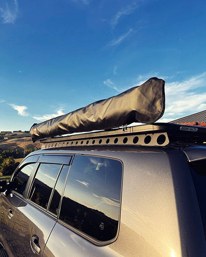 Support de auvent rabattable CROC HINGE, robuste et polyvalent, pour véhicules 4x4, visible en fabrication durable en métal.